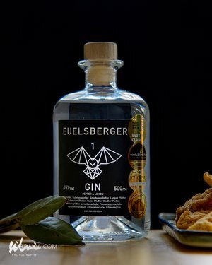 Bottle of 500ml Euelsberger Gin with 45% alcohol, black label, wooden cap, and award medallions.